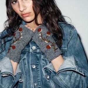 ZARA Floral Embroidered Knit Mittens
